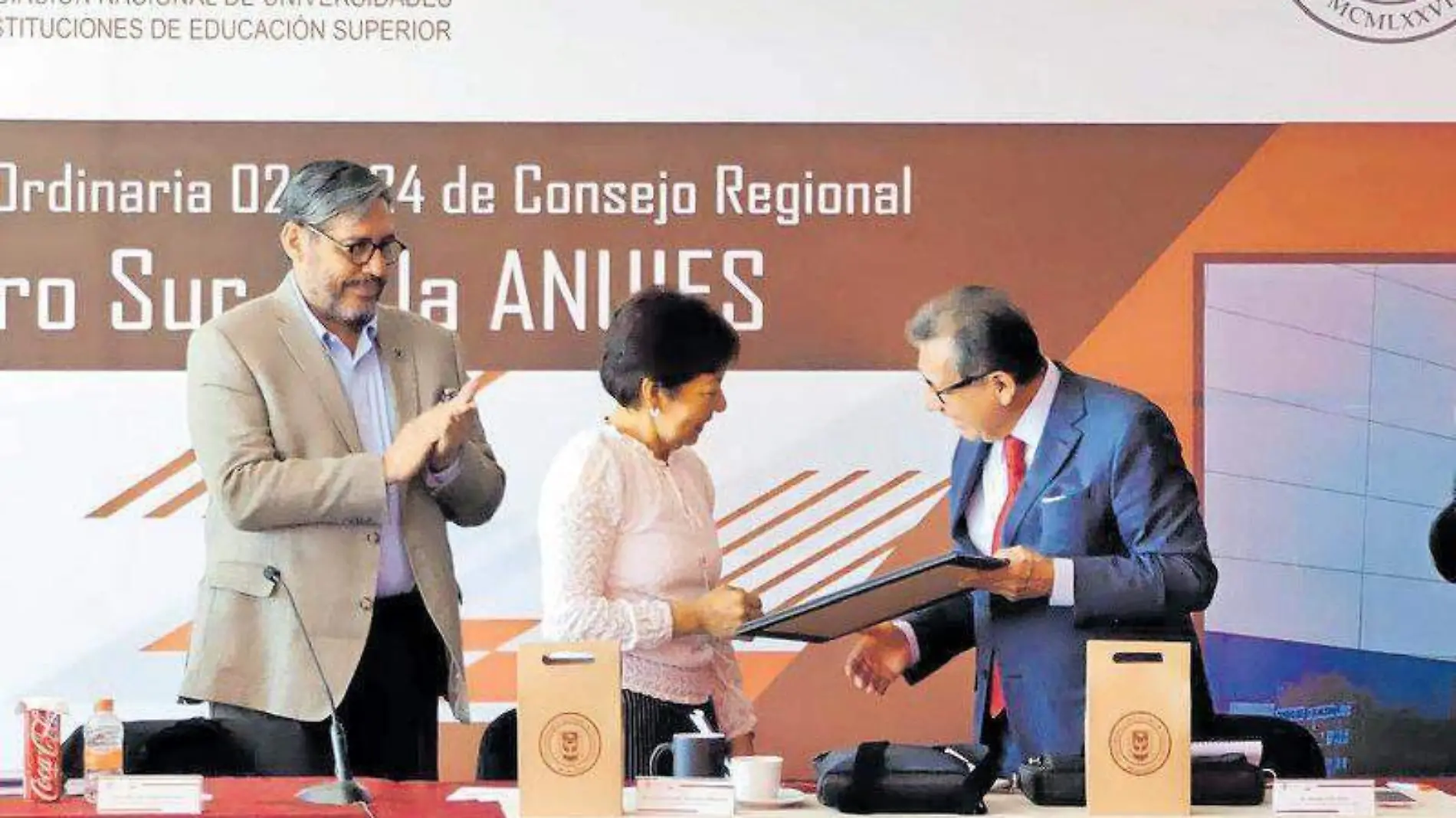 La rectora de la Buap entregó a su homólogo de la UATx el reconocimiento Cortesía UATX